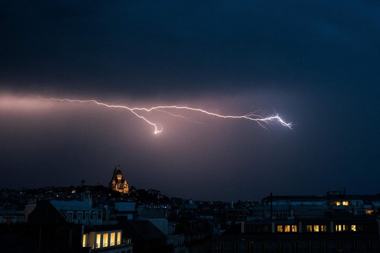 Al menos dos muertos y 17 heridos por las fuertes lluvias y tormentas eléctricas en Francia Al menos dos muertos y 17 heridos por las fuertes lluvias y tormentas eléctricas en Francia