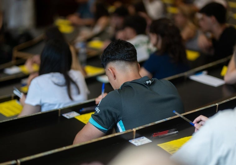 Más «Historia catalanizada» en la nueva Selectividad: «Solo estudié el franquismo y todo ha sido eso» Más «Historia catalanizada» en la nueva Selectividad: «Solo estudié el franquismo y todo ha sido eso»