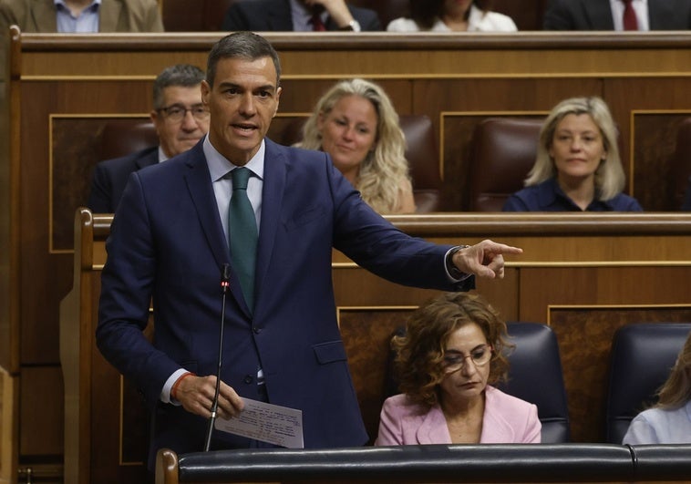 Sánchez defiende al fiscal general procesado con su Gobierno sitiado por los casos de corrupción Sánchez defiende al fiscal general procesado con su Gobierno sitiado por los casos de corrupción