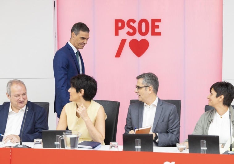 Cuatro horas sin resistencia: la intrahistoria de la Ejecutiva en la que Sánchez se conjuró para llegar a 2027 Cuatro horas sin resistencia: la intrahistoria de la Ejecutiva en la que Sánchez se conjuró para llegar a 2027