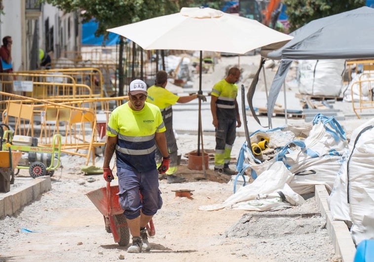 Si trabajas al aire libre, atento: la ley aclara si te puedes ausentar por la ola de calor en España Si trabajas al aire libre, atento: la ley aclara si te puedes ausentar por la ola de calor en España