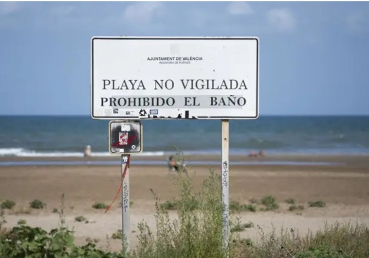 Cierran al baño una playa de Valencia por residuos arrastrados por las lluvias Cierran al baño una playa de Valencia por residuos arrastrados por las lluvias