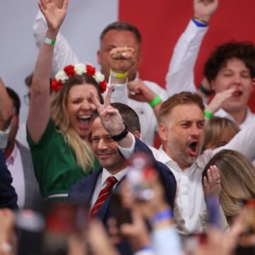 Los primeros resultados dan una ligera ventaja al europeísta Trzaskowski en las presidenciales de Polonia