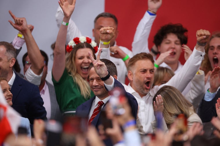 Los sondeos a pie urna dan una ligera ventaja al europeísta Trzaskowski en las presidenciales Los sondeos a pie urna dan una ligera ventaja al europeísta Trzaskowski en las presidenciales