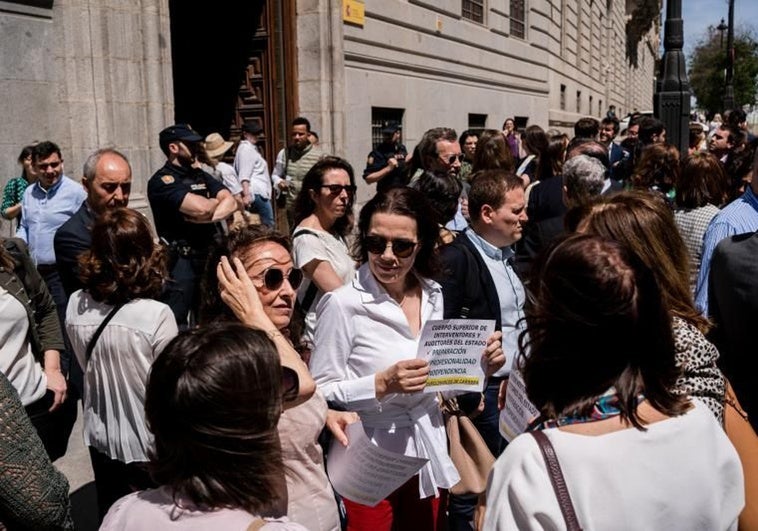 Altos funcionarios del Estado preparan una protesta contra el Gobierno por el traspaso de competencias críticas Altos funcionarios del Estado preparan una protesta contra el Gobierno por el traspaso de competencias críticas