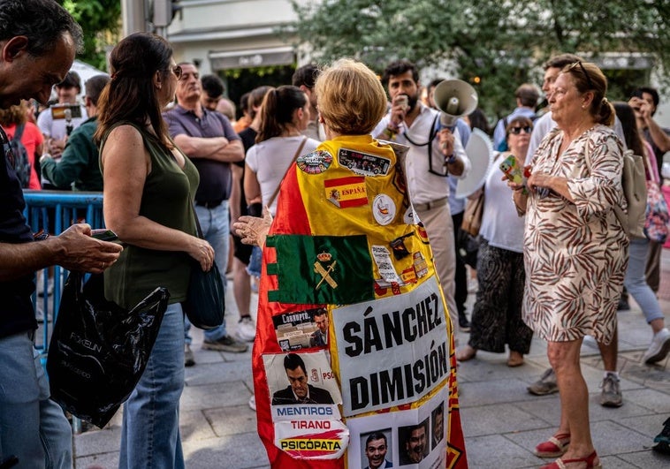 Fotogalería: Unas 600 personas se manifiestan frente a la sede del PSOE Fotogalería: Unas 600 personas se manifiestan frente a la sede del PSOE