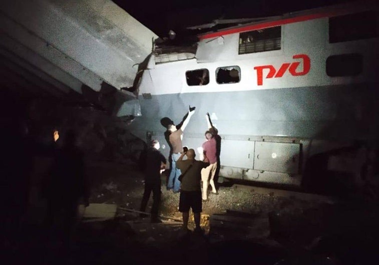 Al menos siete muertos al derrumbarse un puente sobre un tren en la región rusa de Briansk Al menos siete muertos al derrumbarse un puente sobre un tren en la región rusa de Briansk