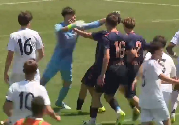 Vergüenza en Orense: cadetes del Real Madrid y del Celta, a puñetazos en la final de un torneo Vergüenza en Orense: cadetes del Real Madrid y del Celta, a puñetazos en la final de un torneo