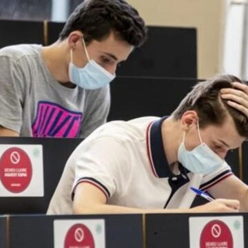 La AEB acusa a la Generalitat de «ocultar» a los alumnos en las instrucciones de las PAU que pueden examinarse en castellano