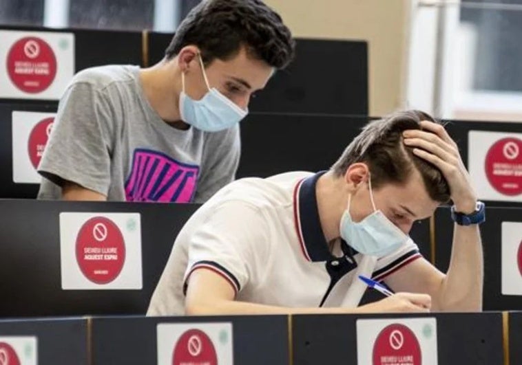 La AEB acusa a la Generalitat de «ocultar» a los alumnos en las instrucciones de las PAU que pueden examinarse en castellano La AEB acusa a la Generalitat de «ocultar» a los alumnos en las instrucciones de las PAU que pueden examinarse en castellano
