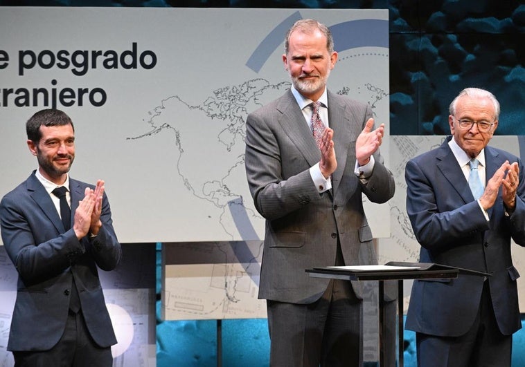 El Rey, a cien jóvenes becados que estudiarán fuera: «España os necesita» El Rey, a cien jóvenes becados que estudiarán fuera: «España os necesita»