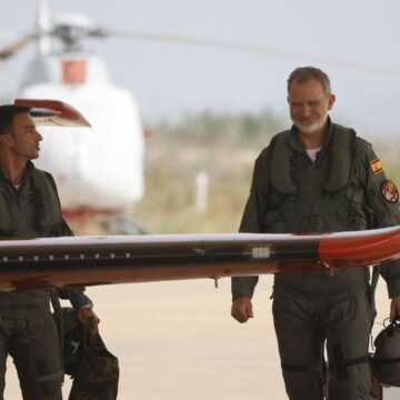 El Rey vuela por primera vez en el Pilatus, el sustituto de los cazas C-101 en el que aprenderá la Princesa