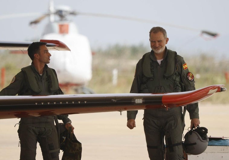 El Rey vuela por primera vez en el Pilatus, el sustituto de los cazas C-101 en el que aprenderá la Princesa El Rey vuela por primera vez en el Pilatus, el sustituto de los cazas C-101 en el que aprenderá la Princesa