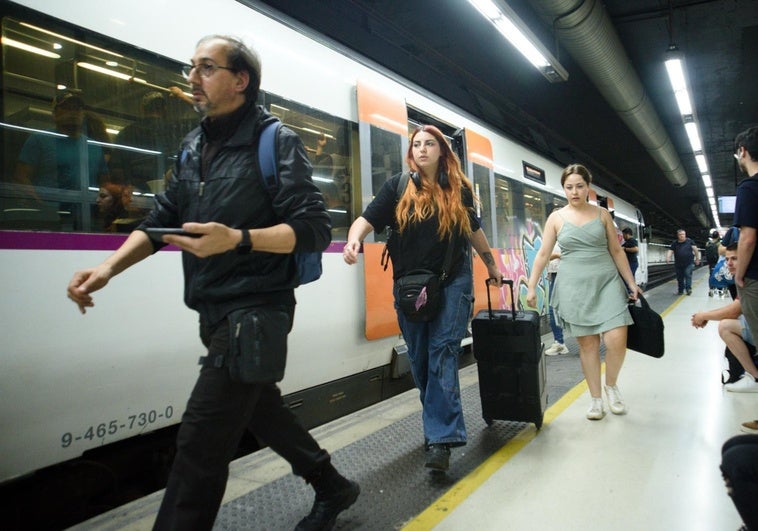 Generalitat y Renfe sellan un acuerdo blindado para evitar discrepancias en la gestión de Rodalies Generalitat y Renfe sellan un acuerdo blindado para evitar discrepancias en la gestión de Rodalies