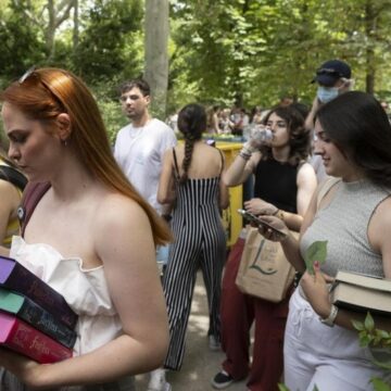 ‘Romantasy’, anatomía de un género de moda en la Feria del Libro