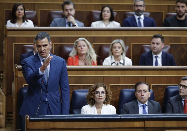 Sánchez resbala en el barro y se refiere como «anécdota» al escándalo caso Cerdán entre gritos de dimisión en el Congreso Sánchez resbala en el barro y se refiere como «anécdota» al escándalo caso Cerdán entre gritos de dimisión en el Congreso