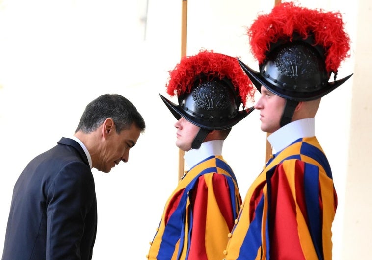Pedro Sánchez llama al Papa León XIV para invitarlo a viajar a Sevilla Pedro Sánchez llama al Papa León XIV para invitarlo a viajar a Sevilla