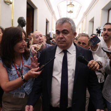 Santos Cerdán acaba con la incertidumbre y entrega su acta cuatro días después de su dimisión