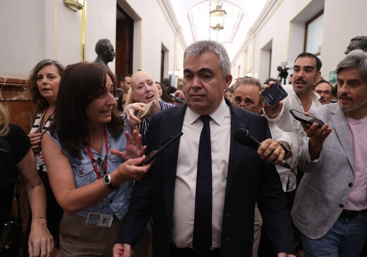 Santos Cerdán acaba con la incertidumbre y entrega su acta cuatro días después de su dimisión Santos Cerdán acaba con la incertidumbre y entrega su acta cuatro días después de su dimisión