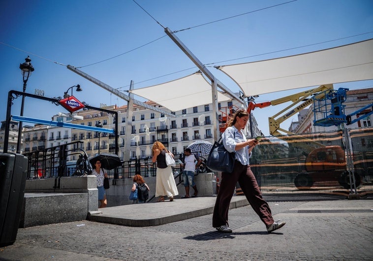 La misión casi imposible de dar sombra a la Puerta de Sol La misión casi imposible de dar sombra a la Puerta de Sol