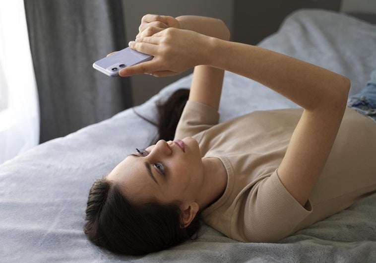 Qué significa que mires el teléfono móvil nada más despertarte, según la psicología Qué significa que mires el teléfono móvil nada más despertarte, según la psicología