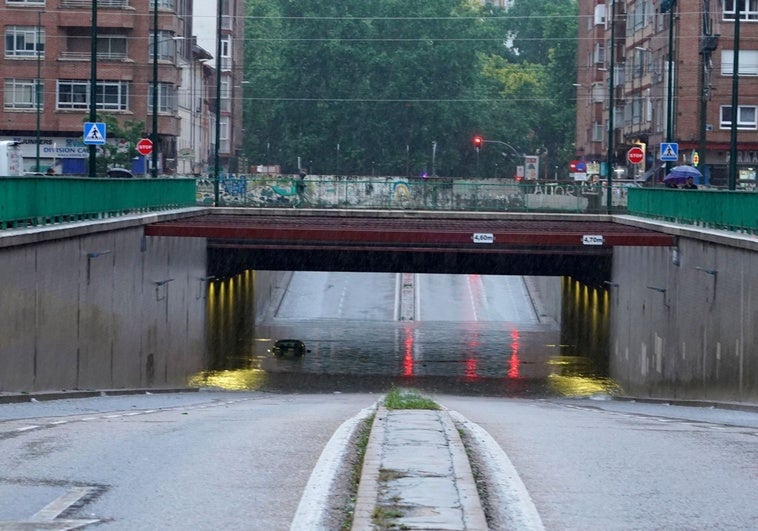 Una gran tromba de agua inunda túneles, calles y garajes en Valladolid Una gran tromba de agua inunda túneles, calles y garajes en Valladolid