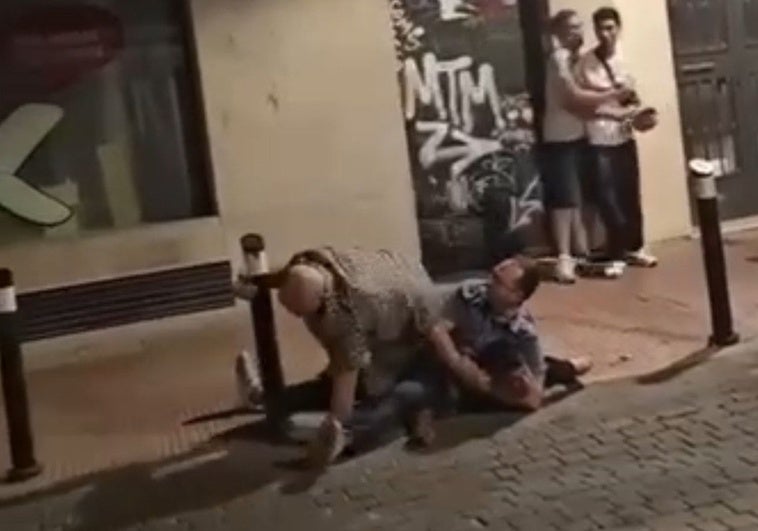 El Ayuntamiento de Madrid suspende al policía municipal que mató por asfixia a un ladrón en Torrejón El Ayuntamiento de Madrid suspende al policía municipal que mató por asfixia a un ladrón en Torrejón