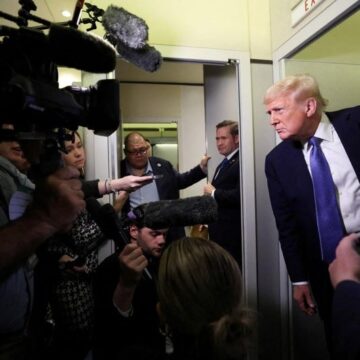 «¡Qué pregunta más estúpida!»: la guerra de Trump contra la prensa que aúpa a los influencers en la Casa Blanca