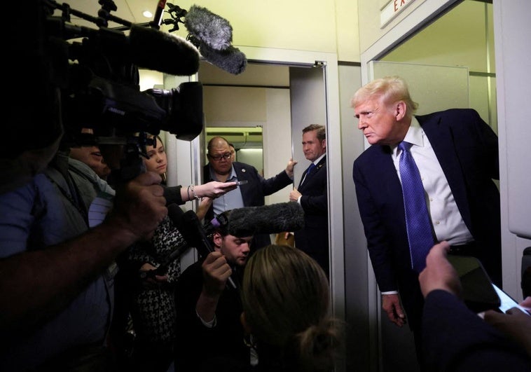 «¡Qué pregunta más estúpida!»: la guerra de Trump contra la prensa que aúpa a los influencers en la Casa Blanca «¡Qué pregunta más estúpida!»: la guerra de Trump contra la prensa que aúpa a los influencers en la Casa Blanca