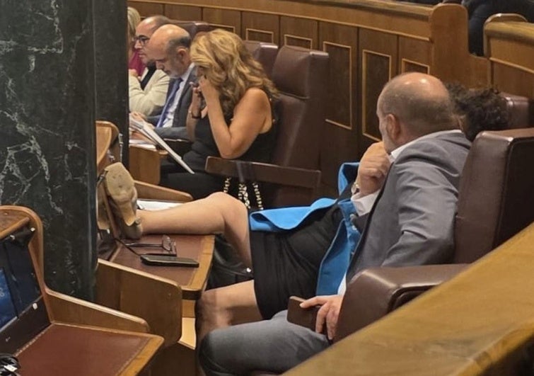 Una pierna sobre el escaño de Ábalos: la lamentable imagen de una diputada de ERC Una pierna sobre el escaño de Ábalos: la lamentable imagen de una diputada de ERC