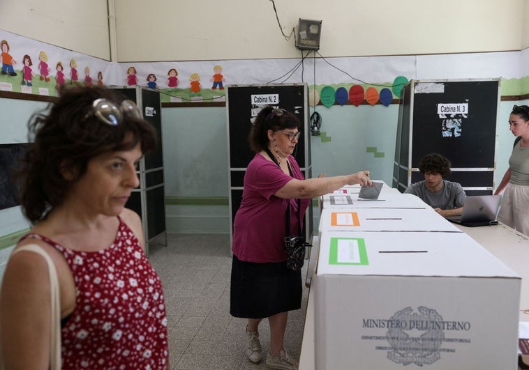 Dura derrota de la izquierda italiana en los cinco referéndums, todos nulos por la baja participación Dura derrota de la izquierda italiana en los cinco referéndums, todos nulos por la baja participación