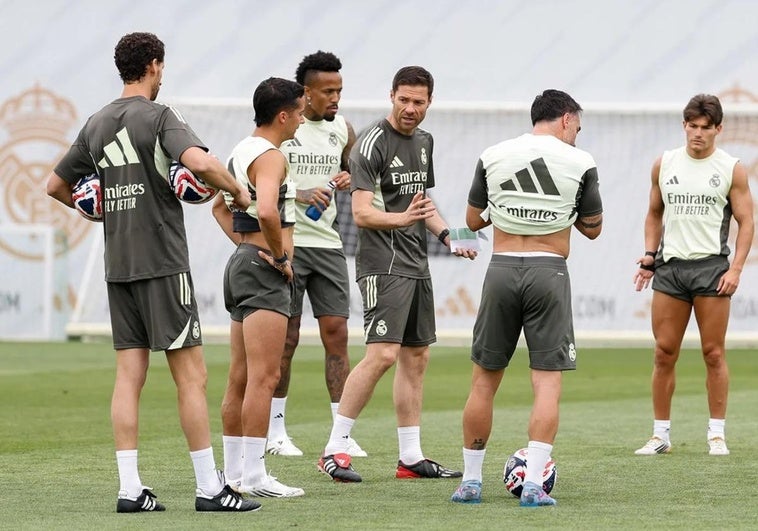 El Real Madrid se enfrenta al Al Hilal en un partido del Mundial de Clubes El Real Madrid se enfrenta al Al Hilal en un partido del Mundial de Clubes