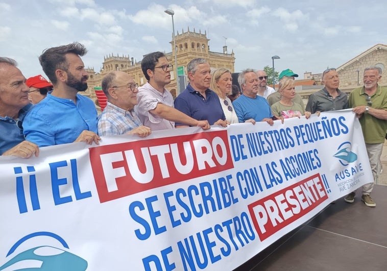 Zamora estalla contra el Gobierno: miles de personas claman contra la supresión de paradas del AVE Zamora estalla contra el Gobierno: miles de personas claman contra la supresión de paradas del AVE