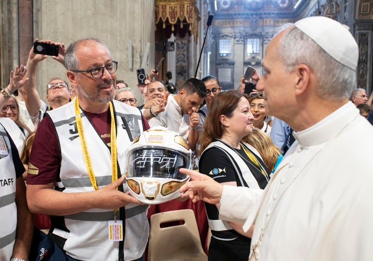 El Papa recibe un casco de moto personalizado y con un mensaje motero El Papa recibe un casco de moto personalizado y con un mensaje motero