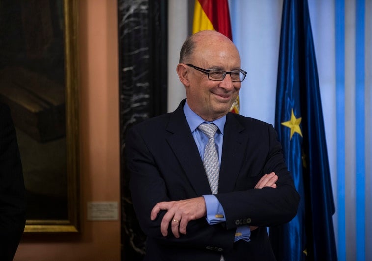 Montoro deja de ser afiliado al PP y el PSOE trata de sacar partido tras la imputación Montoro deja de ser afiliado al PP y el PSOE trata de sacar partido tras la imputación