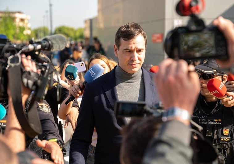Vox pide la retirada del pasaporte del hermano de Sánchez Vox pide la retirada del pasaporte del hermano de Sánchez
