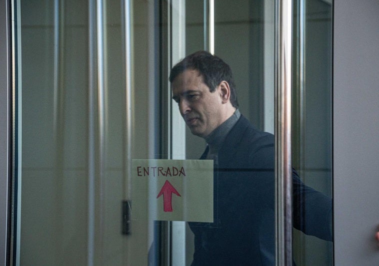 El hermano de Sánchez dice a la jueza que sigue residiendo en Portugal al margen de viajes «estivales» El hermano de Sánchez dice a la jueza que sigue residiendo en Portugal al margen de viajes «estivales»