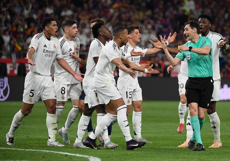 La Justicia ordena al TAD abrir expendiente al Madrid por los vídeos contra los árbitros La Justicia ordena al TAD abrir expendiente al Madrid por los vídeos contra los árbitros
