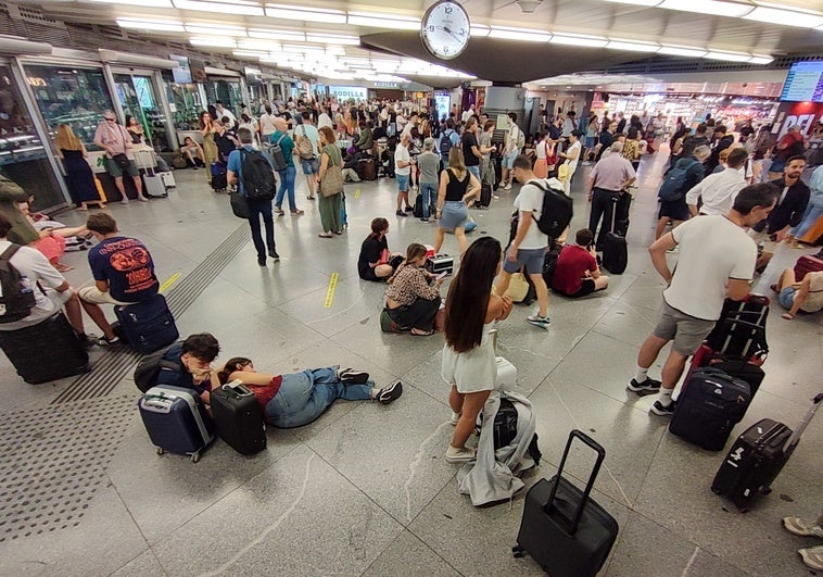 Vorágine en Atocha por el embudo de retrasos: «Llevamos 4 horas esperando sin información» Vorágine en Atocha por el embudo de retrasos: «Llevamos 4 horas esperando sin información»