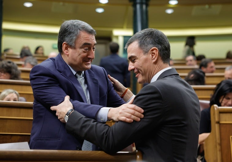 El PNV abre un debate interno sobre alejarse de Sánchez sin respaldar una moción de censura El PNV abre un debate interno sobre alejarse de Sánchez sin respaldar una moción de censura