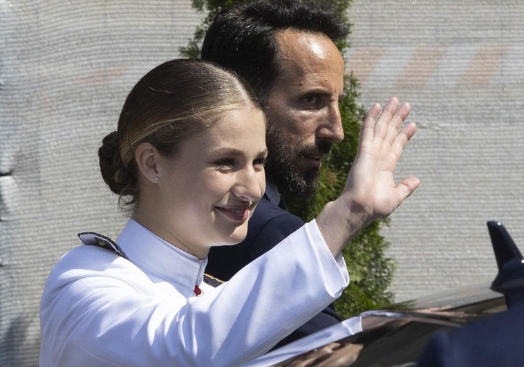 La alcaldesa nacionalista de Santiago planta a la Princesa Leonor La alcaldesa nacionalista de Santiago planta a la Princesa Leonor