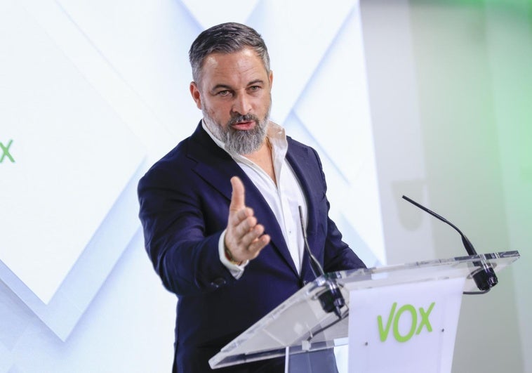 Abascal responde a Feijóo sobre las «deportaciones» a inmigrantes que delincan: «Ilegales, legales, se van todos» Abascal responde a Feijóo sobre las «deportaciones» a inmigrantes que delincan: «Ilegales, legales, se van todos»