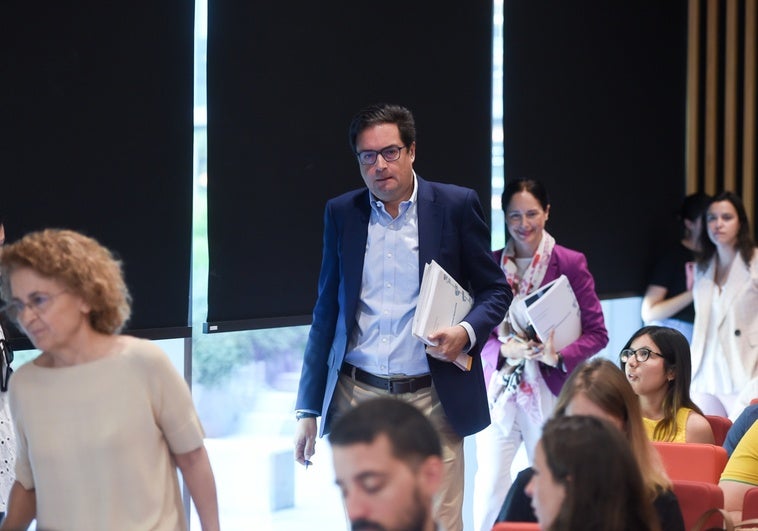 Los altos funcionarios califican de «injerencia política» la propuesta del Gobierno para reformar las oposiciones Los altos funcionarios califican de «injerencia política» la propuesta del Gobierno para reformar las oposiciones