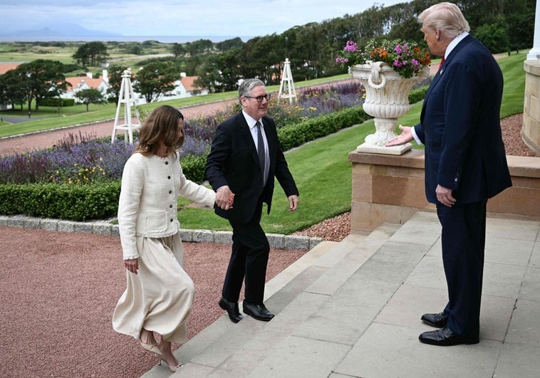 Trump recibe a Starmer como huésped en su propio país, y lo hace subir las escaleras de su hotel Trump recibe a Starmer como huésped en su propio país, y lo hace subir las escaleras de su hotel