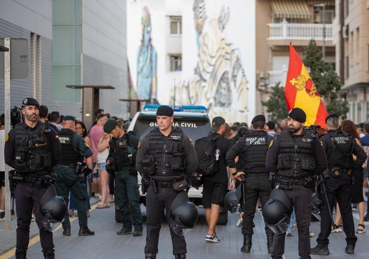La Guardia Civil impone la ley para evitar que los agitadores tomen Torre Pacheco La Guardia Civil impone la ley para evitar que los agitadores tomen Torre Pacheco