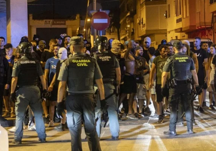 Disturbios y tensión en Torre Pacheco tras la brutal agresión a un anciano Disturbios y tensión en Torre Pacheco tras la brutal agresión a un anciano