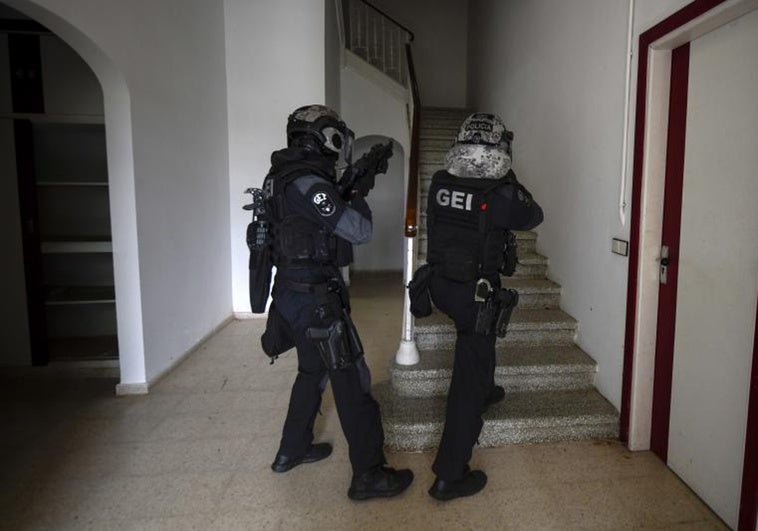 Abatido por los Mossos un hombre tras matar a su hermano y atrincherarse en Calldetenes (Barcelona) Abatido por los Mossos un hombre tras matar a su hermano y atrincherarse en Calldetenes (Barcelona)