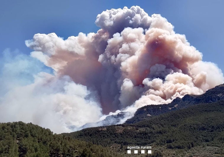 El incendio de Paüls empeora, se amplía el perímetro e Illa pide ayuda a la UME El incendio de Paüls empeora, se amplía el perímetro e Illa pide ayuda a la UME