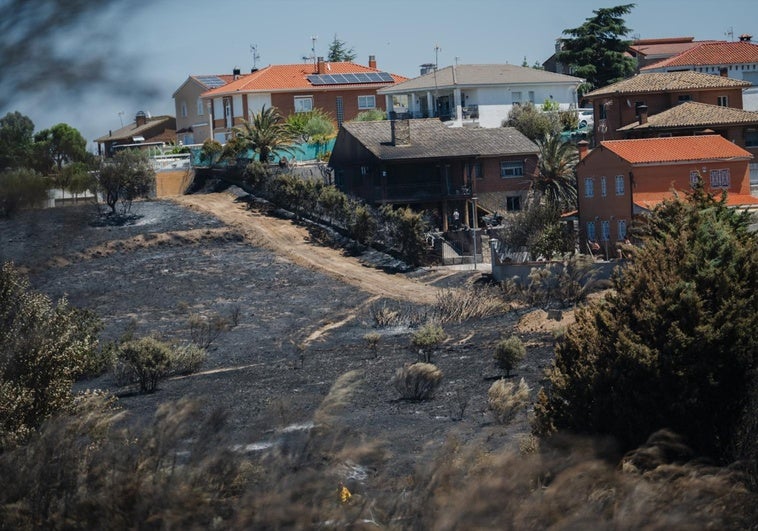 Los vecinos de Calypo Fado tras una noche de horror por las llamas: «La gente venía agobiada porque su casa se había quemado» Los vecinos de Calypo Fado tras una noche de horror por las llamas: «La gente venía agobiada porque su casa se había quemado»
