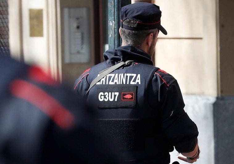 Cuatro ertzainas heridos tras ser agredidos al mediar en una pelea en Ordizia Cuatro ertzainas heridos tras ser agredidos al mediar en una pelea en Ordizia